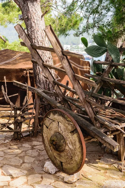 Uma velha carroça de madeira. .. Yoruk Park. Kemer. Turquia — Fotografia de Stock