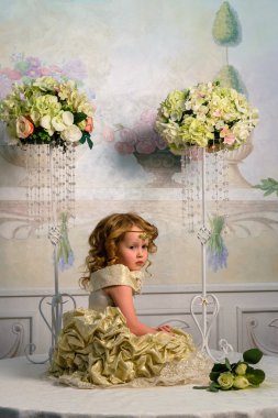 Çiçekli elbiseli küçük kız