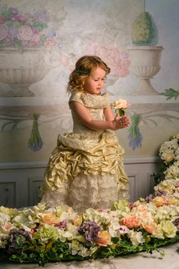 Çiçekli elbiseli küçük kız
