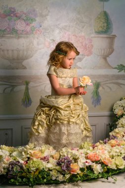 Çiçekli elbiseli küçük kız