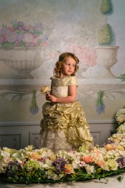 Çiçekli elbiseli küçük kız