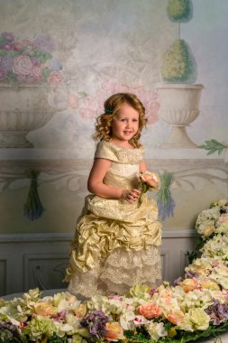 Çiçekli elbiseli küçük kız