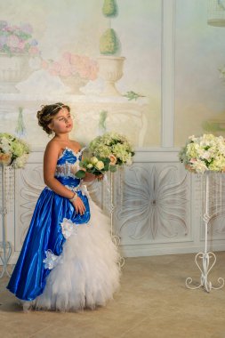 Kız güzel bir elbise çiçekli duruyor