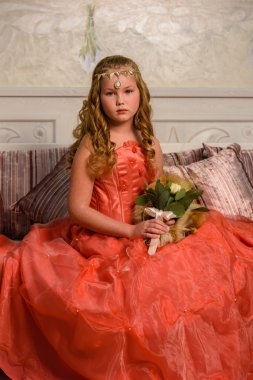 Çiçekli elbiseli küçük kız