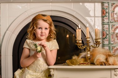 Bir eski elbise şömine kız