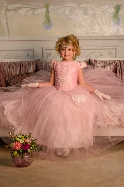 Маленькая девочка в платье с цветами — стоковое фото