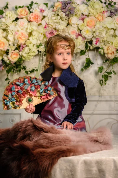 Niña en vestido con flores — Foto de Stock