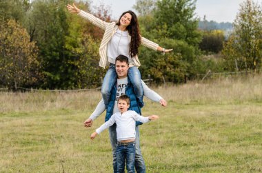 Aile yaz aylarında açık havada yürüyüş
