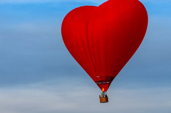 Homme et femme volant dans la montgolfière — Photo