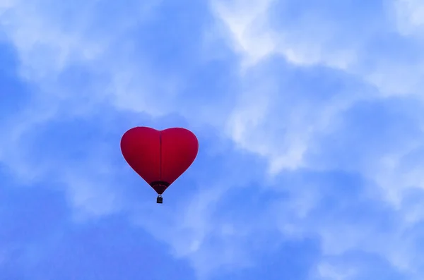 Αερόστατο θερμού αέρα που πετάει στον ουρανό — Φωτογραφία Αρχείου