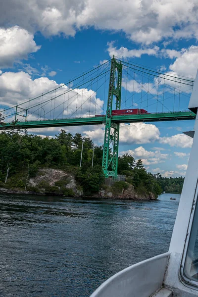 Acercándose al Puente Internacional de las Mil Islas mientras navega por el San Lorenzo — Foto de Stock
