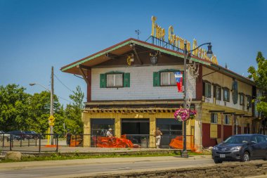 Niagara Şelalesi, Ontario, Kanada, Temmuz 2015 - Arkadan görülmemiş mimarisi olan Alman tarzı restoran