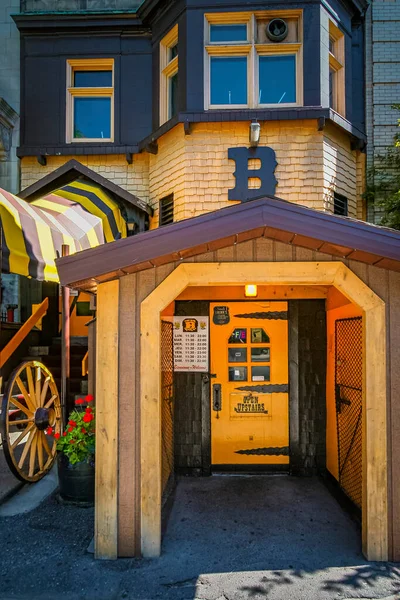 Um restaurante de bar com uma arquitetura de estilo antigo em Montreal, Canadá — Fotografia de Stock