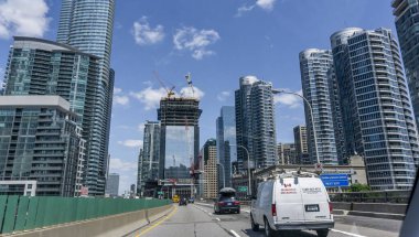 Toronto, Kanada 'daki yüksek binalar boyunca seyrek trafiği olan otoyol.