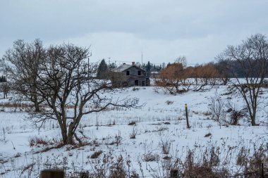 Karlı bir kış boyunca eski bir kır evi
