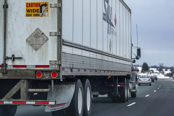 Μεγάλο φορτηγό με κοντέινερ κινείται σε πολυσύχναστη εθνική οδό — Φωτογραφία Αρχείου