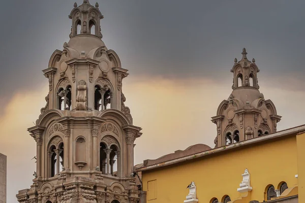 Techos de la iglesia Virgen Milagrosa, Lima Perú al atardecer —  Fotos de Stock