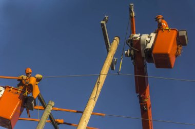 Toronto, Kanada, Ekim 2017 - Elektrik direği ve kablo tamiratı üzerine çalışan elektrik hatları çalışanları