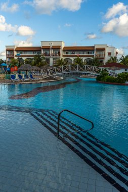 Güzel bir havuz çevresindeki otel odası manzarası.