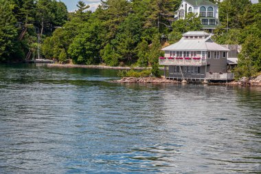 Kanada 'da, Bin Ada' daki gölde güzel kulübeler.