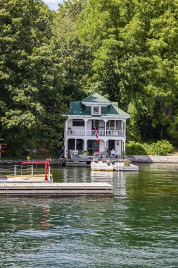 Kanada, Ontario 'daki Bin Ada' daki gölde güzel bir kulübe.