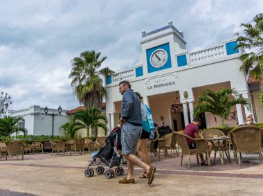 Çiftler bebek arabasıyla Küba 'nın Cayo Santa Maria caddesinde yürüyüşe çıkarlar.