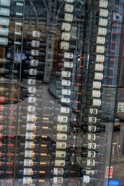 Display of wine bottles viewed from the exterior of wine store — Stock Photo, Image