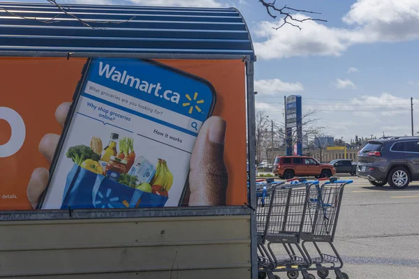 Online supermarkt bestelbord op de parkeerplaats van een Walmart winkel Rechtenvrije Stockafbeeldingen