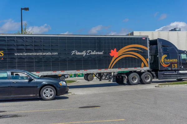 Πλήρες φορτίο φορτηγών από την εταιρεία φορτηγών Farmers Trans Canada σε χώρο στάθμευσης — Φωτογραφία Αρχείου