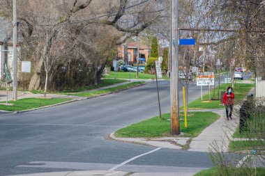 Ontario, Kanada 'da salgın sırasında terk edilmiş yerleşim bölgesi.
