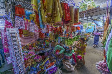 Geleneksel renkli kıyafetler ve Mauritius 'taki açık hava pazarında satılan çeşitli ürünler.