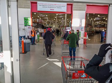 Salgın sırasında bir süpermarkette sosyal uzaklık 