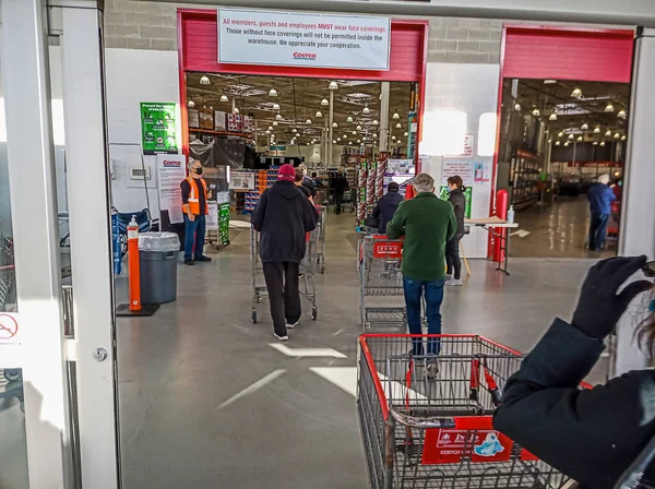 Sociale afstand in een supermarkt tijdens een pandemie Stockfoto