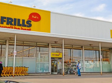 Covid 19 salgını sırasında terk edilmiş bir marketin önünde yüz maskesi takan kişi.