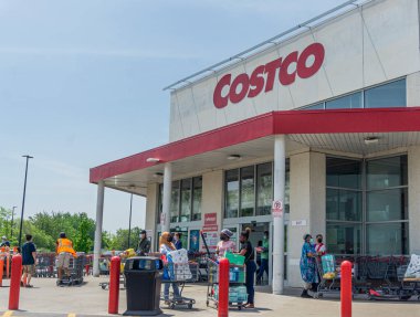 Toronto, Kanada, 20 Mayıs 2021 - Costco ana girişi covid 19 salgını sırasında. Müşteriler maskeli ve sosyal mesafeli