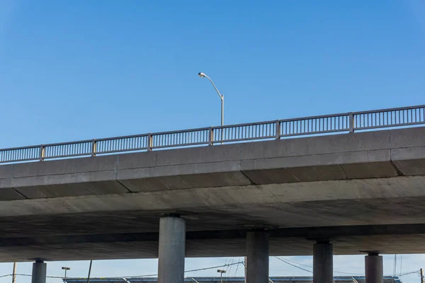 Flyover γέφυρα σε κολώνες σκυροδέματος δει από χαμηλή γωνία — Φωτογραφία Αρχείου