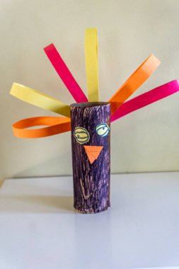 El yapımı bir çocuk. Gözleri, burnu ve saçı olan bir figürü temsil ediyor.