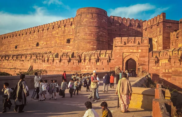 Bezoekers aan de hoofdingang van Agra Red fort, India Stockfoto