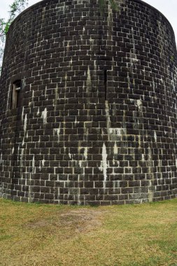 Mauritius adasındaki eski ve kullanılmayan kireçtaşı fırınının kalıntıları.