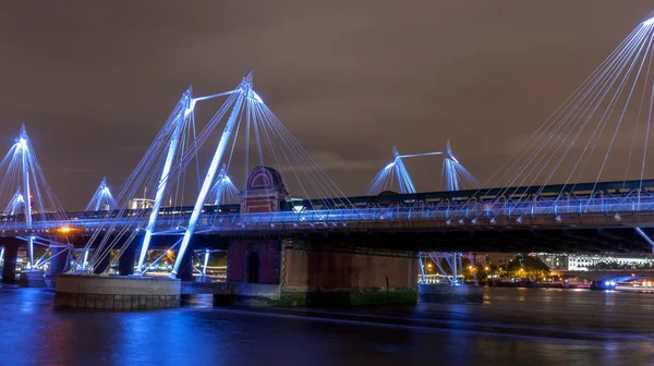 Londra Ngiltere Haziran 2016 Albert Bridgein Londra Ngiltere Geceleyin Uzun Telifsiz Stok Imajlar