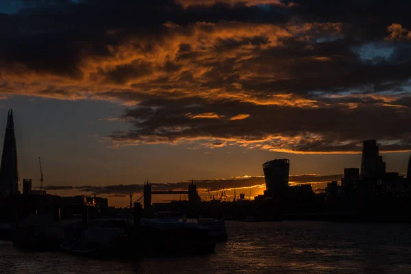 ロンドン イギリス 2016年6月12日 ロンドン橋ロンドンのサンセットにあるタワーブリッジのパノラマ テムズ川のカラフルな日の出 ロンドン市夜の長時間露光 ストック写真