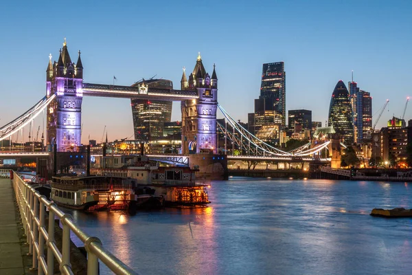 ロンドン イギリス 2016年6月12日 タワーブリッジ ロンドンテムズ川のカラフルな日の出 長時間露光 ロイヤリティフリーのストック写真