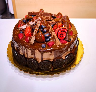 Çikolatalı meyveli doğum günü pastası 6 yıllık kutlamaya.