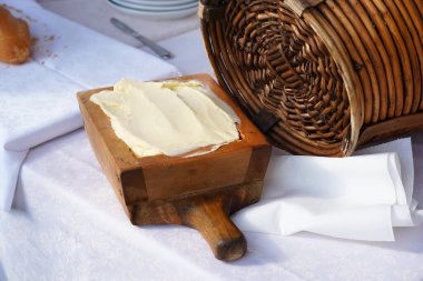 Taze tereyağı. Ev ürünleri. Köyden taze ürünler, el yapımı. Lezzetli yemekler. Taze krem yağı..