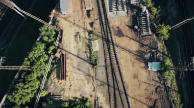 Metropolis 'te bir demiryolu köprüsü inşa ediliyor. Tren yolculukları, manzaralı. Moskova, yaz, gün, helikopterden alındı..