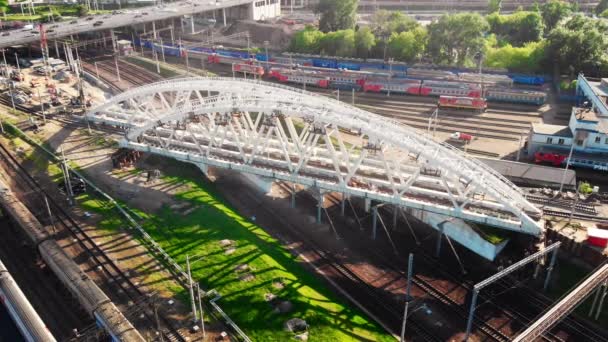 Строительство железнодорожного моста в столице. Поезда, вид сверху. Москва, лето, день, снятый с коптера. — стоковое видео