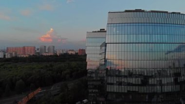 Güzel, cam, modern bina Metropolis 'te. Gündüz, yazın, helikopterden çekilirken.. 