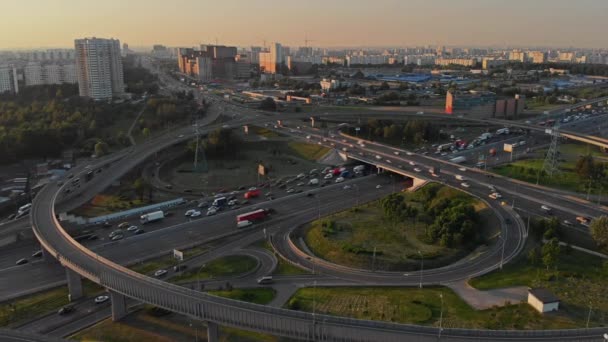 Большая транспортная развязка в мегаполисе. Московская кольцевая дорога. — стоковое видео