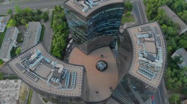Güzel, cam, modern bina Metropolis 'te. Gündüz, yazın, helikopterden çekilirken.. 