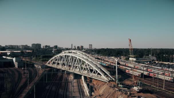 Строительство железнодорожного моста в столице. Поезда, вид сверху. Москва, лето, день, снятый с коптера. — стоковое видео